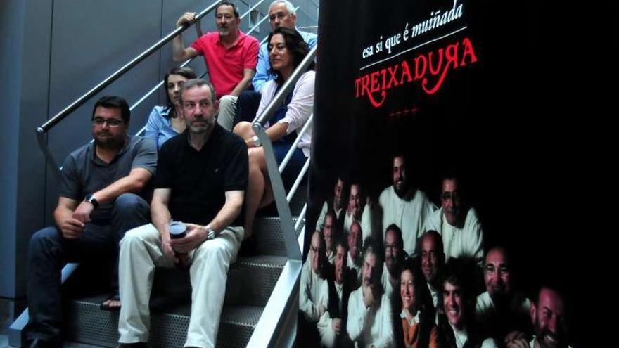 Miembros de Treixadura y organizadores posaron con el cartel del espectáculo.