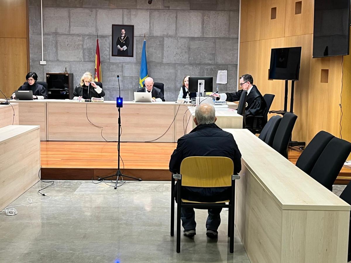 Përez Vilarchao frente a los magistrados Pilar de Lara, Ana María Álvarez y Francisco Javier Rodríguez Santocildes, así como el fiscal Juan José Martínez-Junquera.