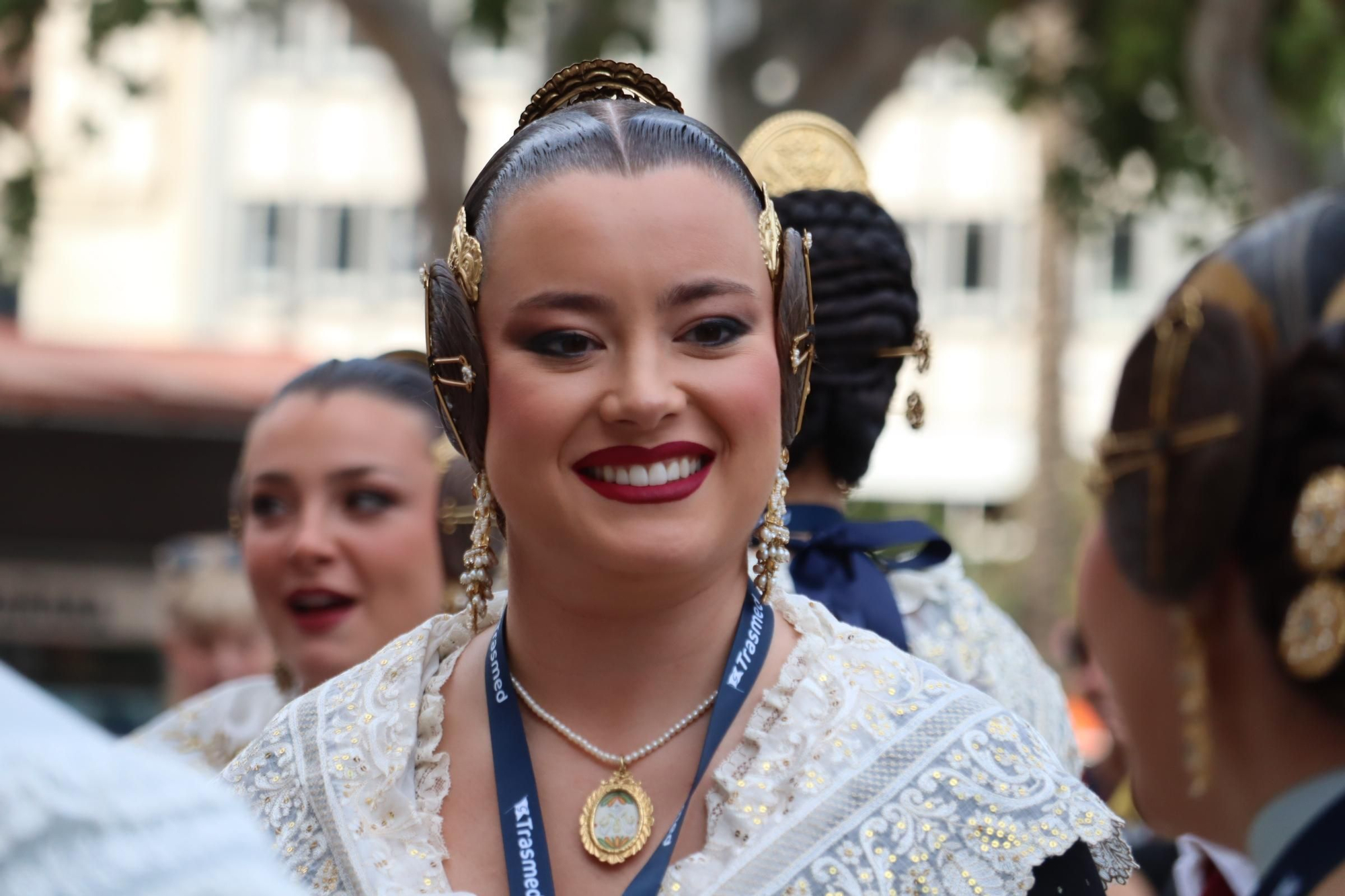 Concentración fallera en la Plaza del Ayuntamiento con las candidatas a FMV2025