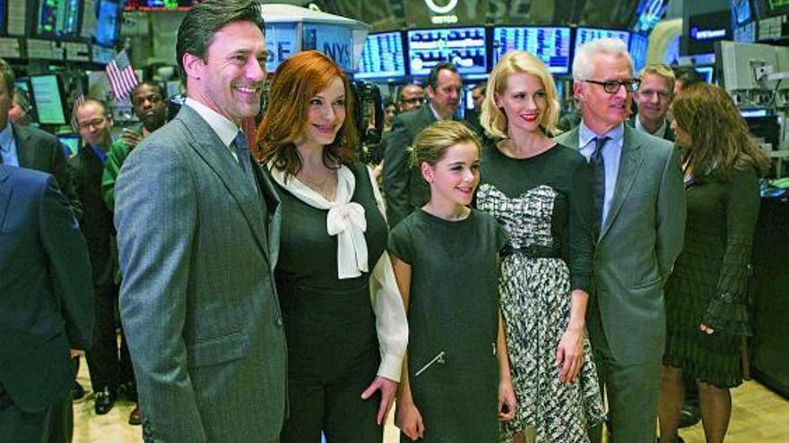 Los actores de «Mad men», en la Bolsa de Nueva York.