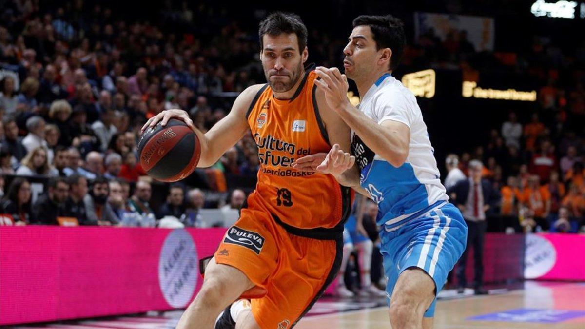 Fernando San Emeterio contactando con el defensor, David Navarro