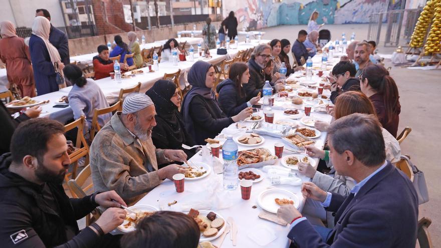 Participants a l'iftar organitzat per l'associació Azhara.