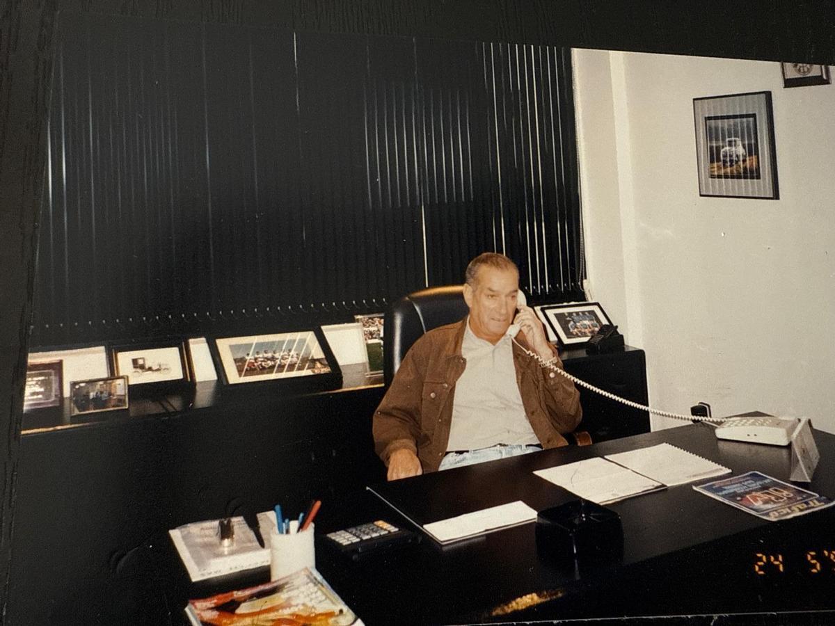 Rufino Casero en su despacho en los años 90.