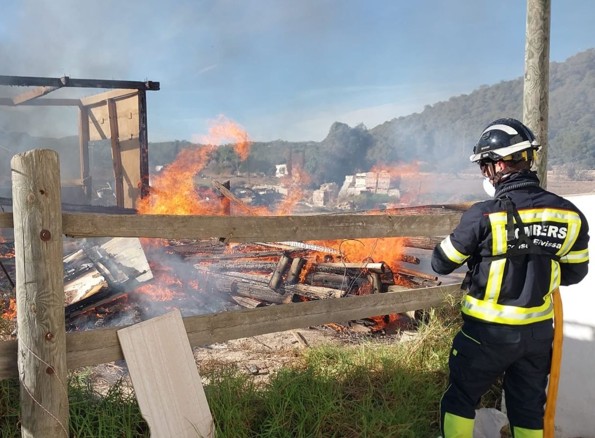 Mira aquí las fotos del incendio donde se acumulaban materiales de obra en Santa Eulària