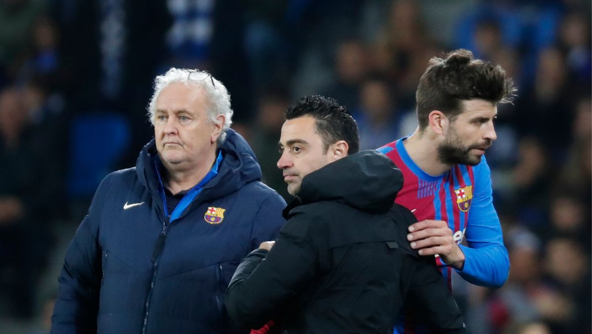 El técnico del FC Barcelona, Xavi Hernández, saluda al central Gerard Piqué, tras ser sustituido en un encuentro a finales de abril.