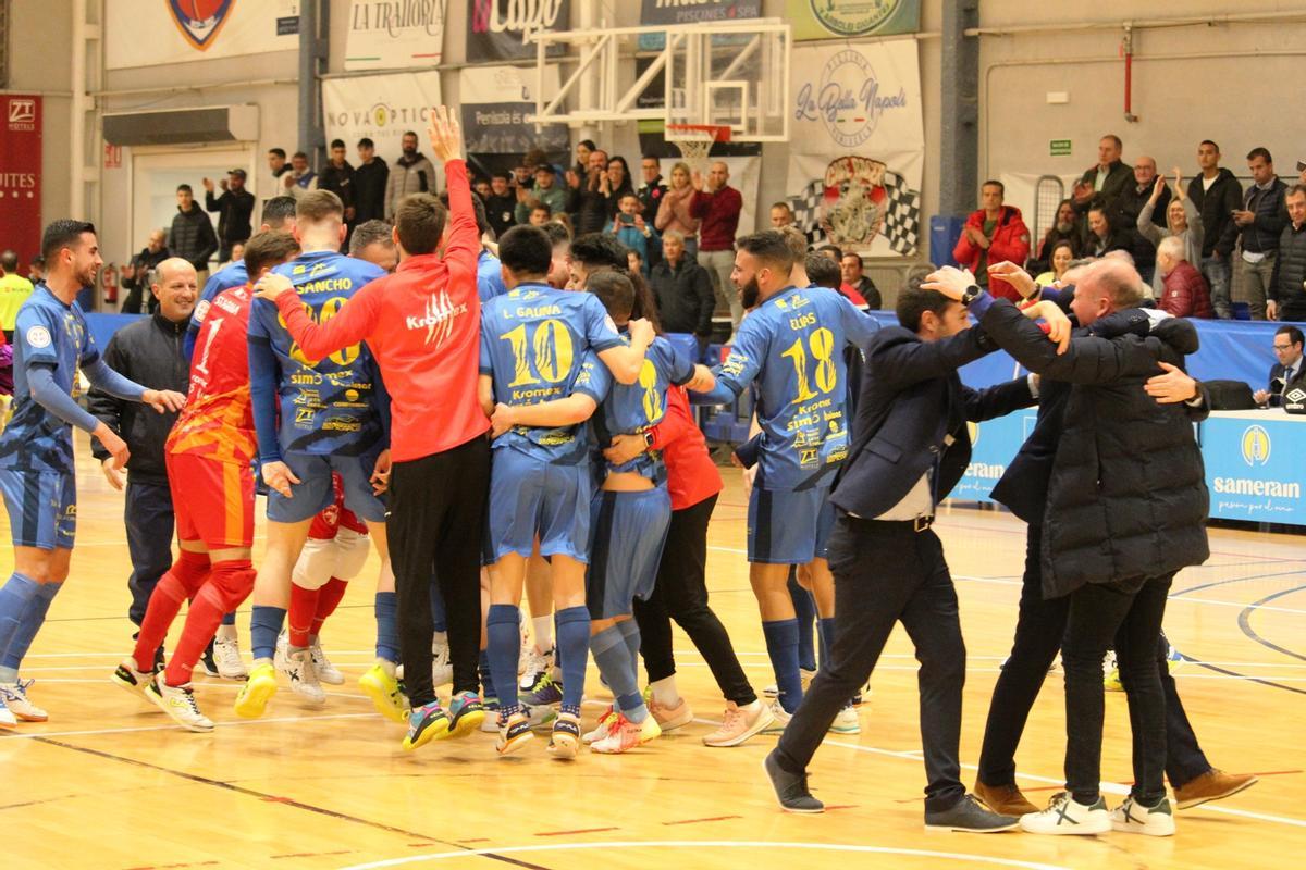 Jugadores y cuerpo técnico del Peñíscola FS celebraron el triunfo ante el Antequera en Copa del Rey.