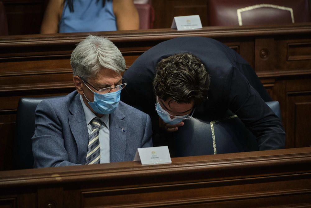 Pleno en el Parlamento de Canarias