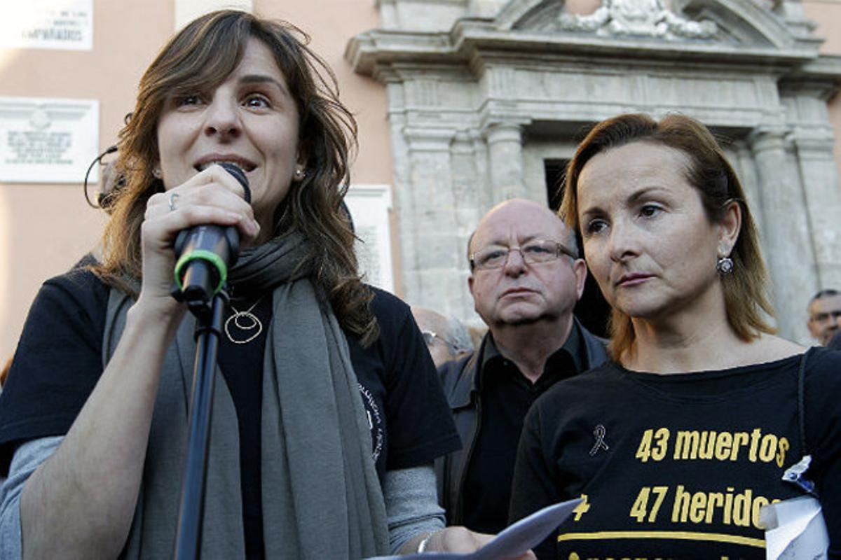 Beatriz Garrote, presidenta de l’AVM3J, durant la lectura d’un manifest amb el qual es pretén exigir responsabilitats