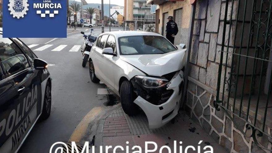 Un conductor ebrio se estrella contra un edificio en Santiago el Mayor