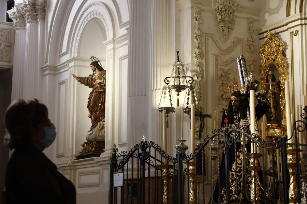 En la iglesia de Santiago, algunos fieles se pasan a rezar con las medidas de higiene y distanciamiento social que el propio templo se esmera por cumplir y dar a conocer.