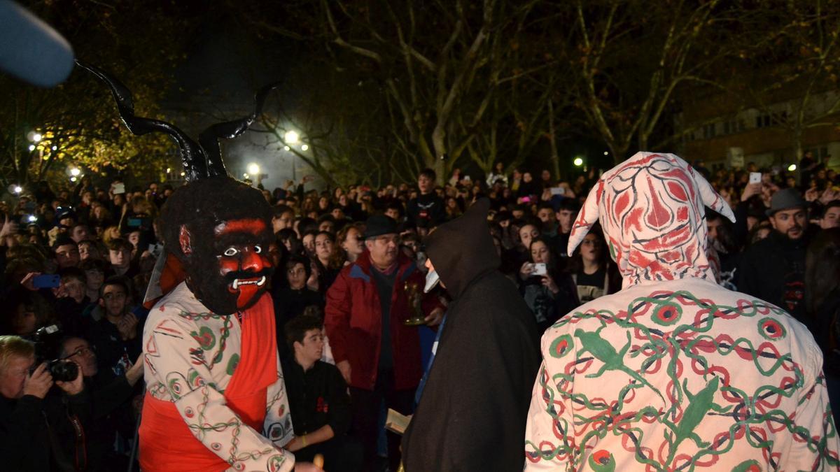 El Dimoni Gros y los &#039;dimonions&#039; bailan en el último Sant Antoni celebrado en Manacor, en 2020.