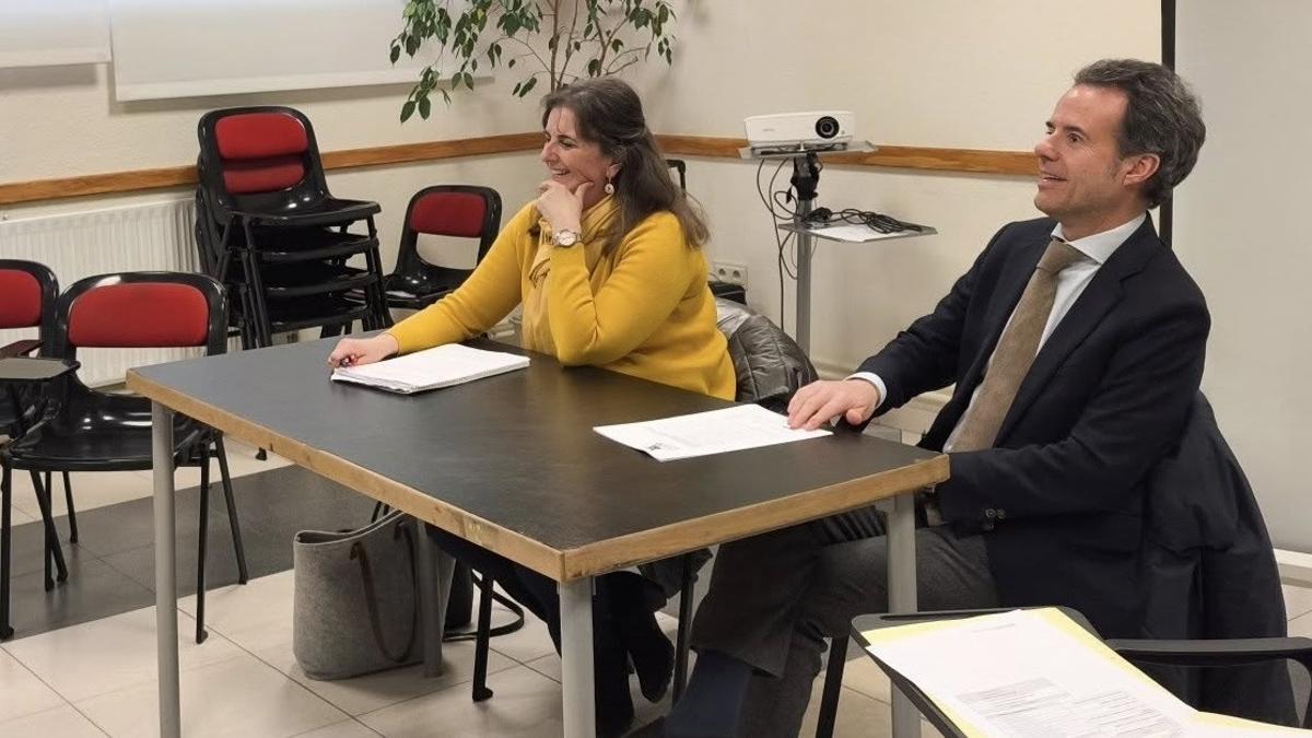 Nacho Cuesta y María Velasco durante la reunión con los vecinos del Distrito 3.