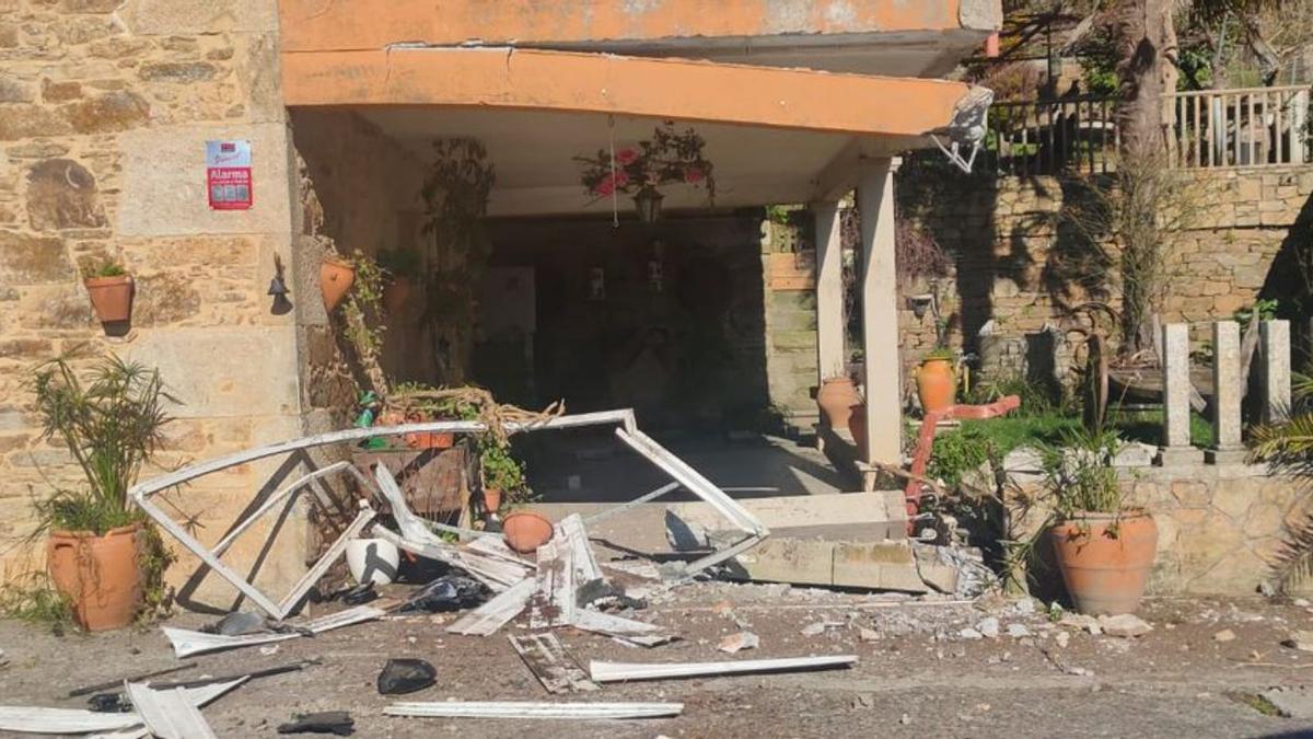 Herido leve tras salirse de la vía en Anzo y empotrar su coche contra una vivienda