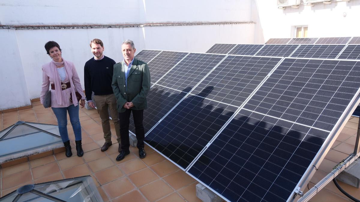 El alcalde de Cabra y los concejales, junto a las placas fotovoltaicas de la Casa de la Juventud.