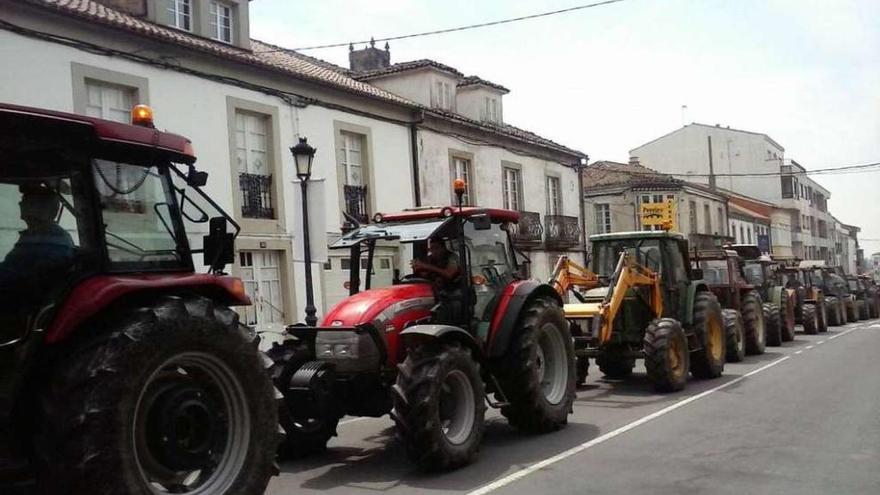Varios de los tractoristas que participaron en la protesta de ayer en Arzúa.