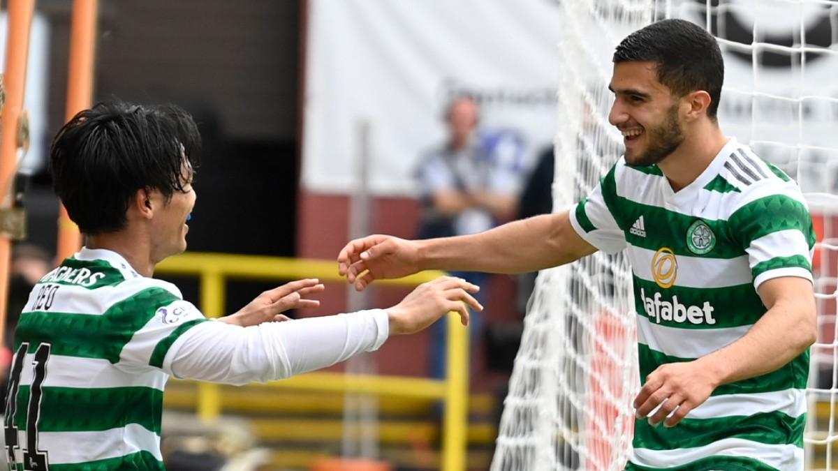 Furuhashi y Abada celebran uno de los nueve goles del Celtic ante el Dundee