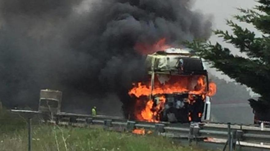 El foc a la cabina d´un camió talla durant hores la C-25 en sentit Lleida, a l&#039;Anoia