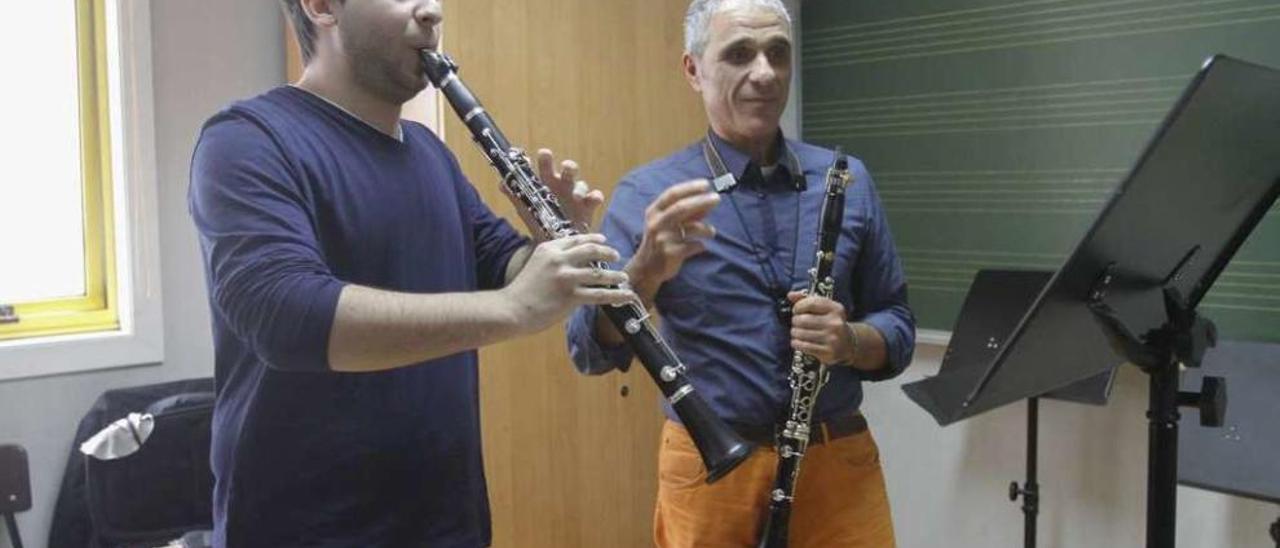 Rocco Parisi (derecha) en plena clase con uno de los alumnos del conservatorio vigués. // Adrián Irago