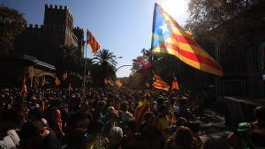 Centenars d’independentistes s’han concentrat davant del parc de la Ciutadella.