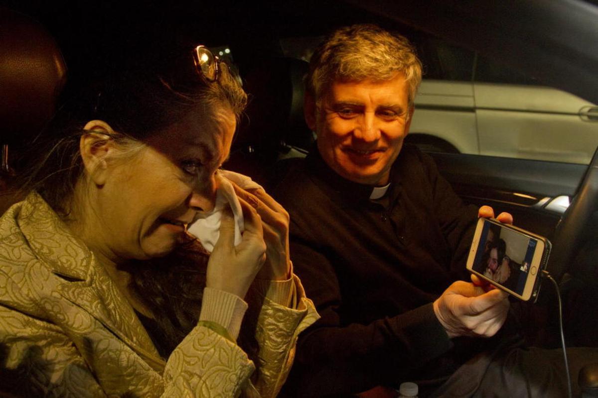 Carrascosa, el día de su liberación, habla con su hija por móvil.