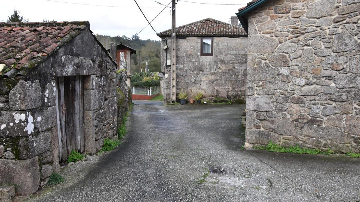 Viarios interiores da aldea de Lapido, na parroquia de Ortoño.