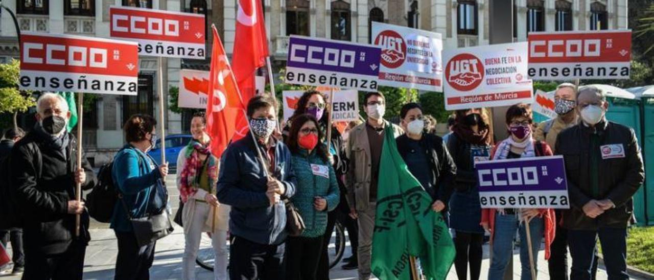 Protesta de los sindicatos,  a las puertas del Rectorado. | L.O.