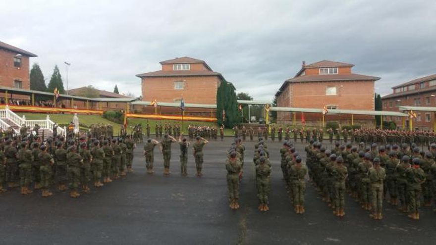 Así fue la toma de posesión del coronel Alfonso Pardo de Santayana Galbis como nuevo responsable del acuartelamiento "Cabo Noval"