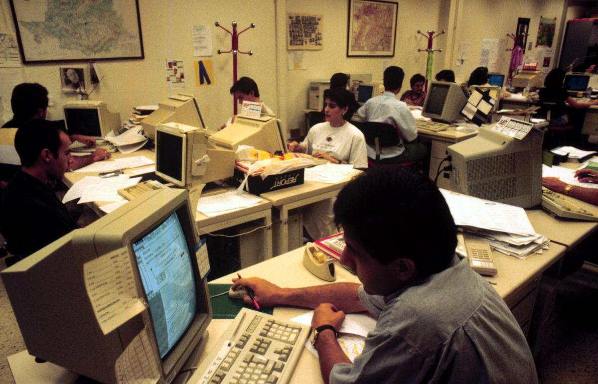 Interior de la redacción de Camino Llano, vista desde la sección de maquetación.