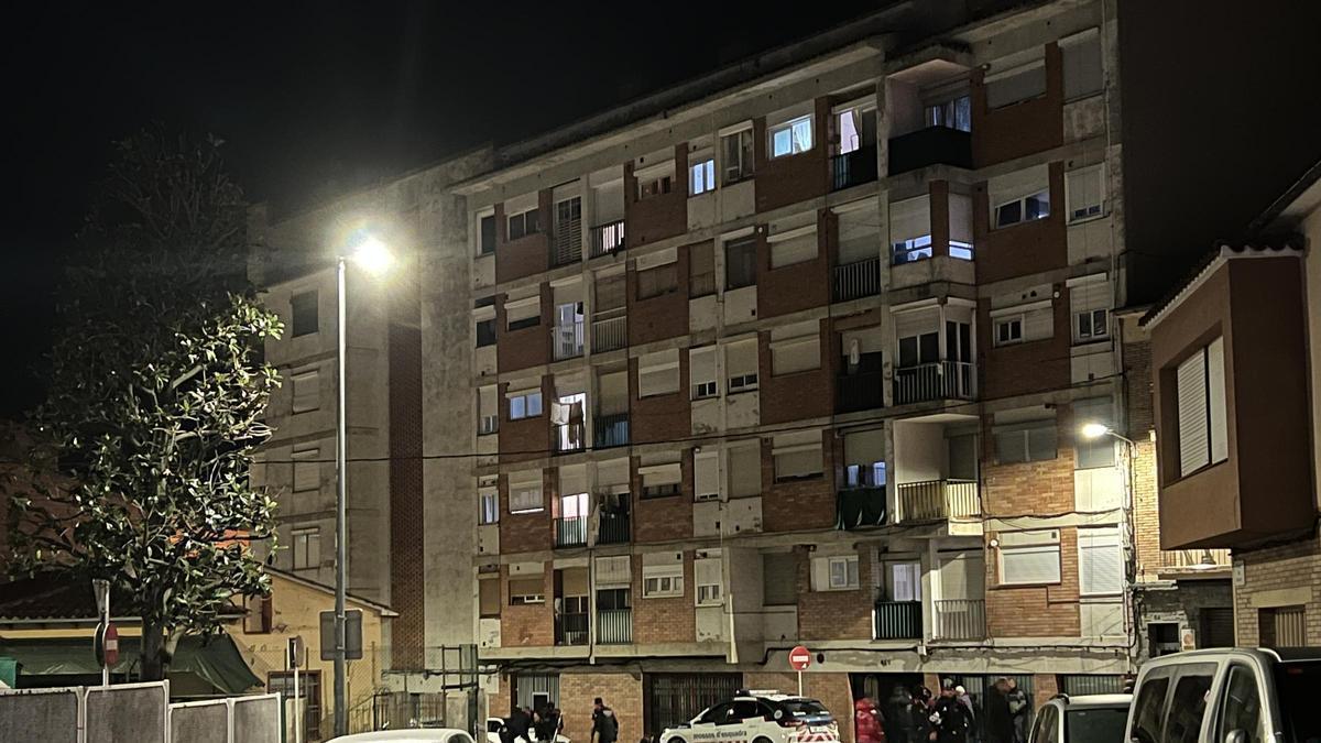 Els serveis d'emergències treballant al bloc on s'ha produït l'incendi mortal a Manlleu