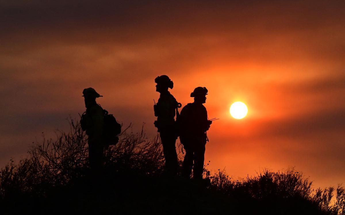 Lucha sin tregua contra el fuego en Hemet (California)