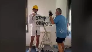 Su padre pinta la casa y él decide medirle la paciencia montando una manifestación de stop obras...¡Atento al cubo de pintura!