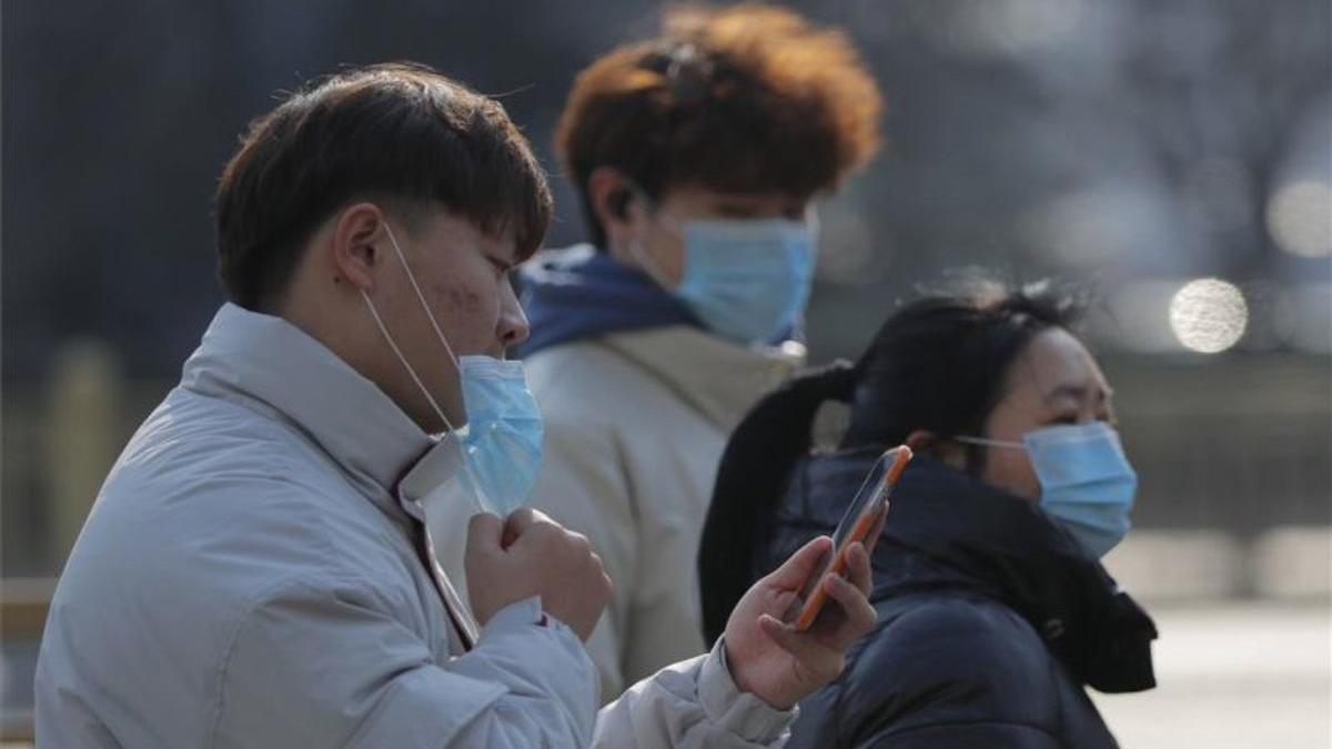 Ciudadanos chinos se protegen del coronavirus de Wuhan.