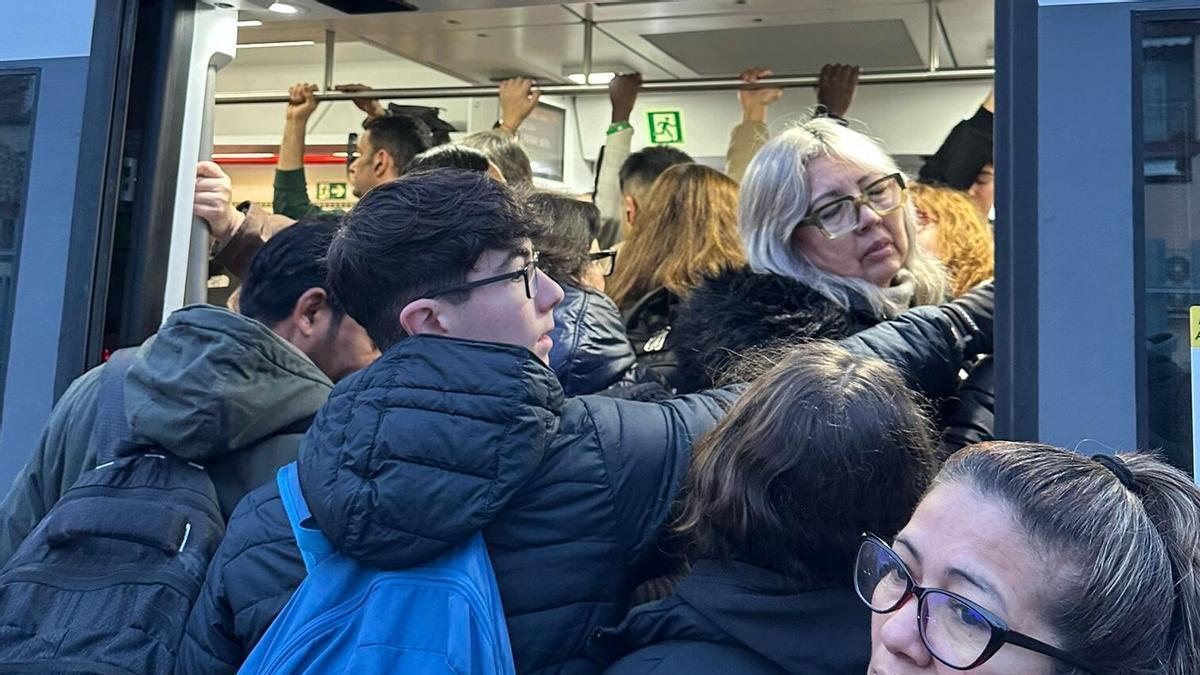 Tren abarrotado de gente en la estación de Alfafar por la huelga de Cercanías