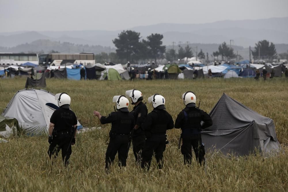 La policía griega comenzó esta mañana a desalojar el campamento improvisado de Idomeni, en la frontera con Macedonia, donde se encuentran más de 8.400 refugiados.