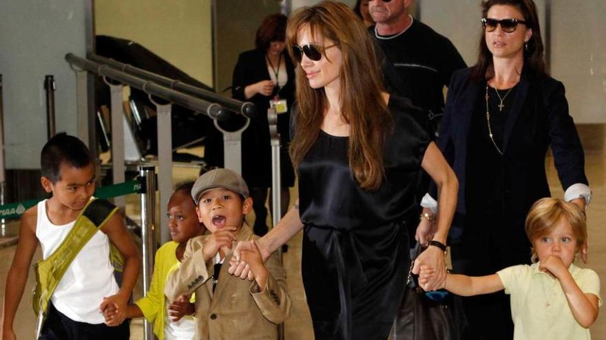 Angelina Jolie con algunos de sus hijos.