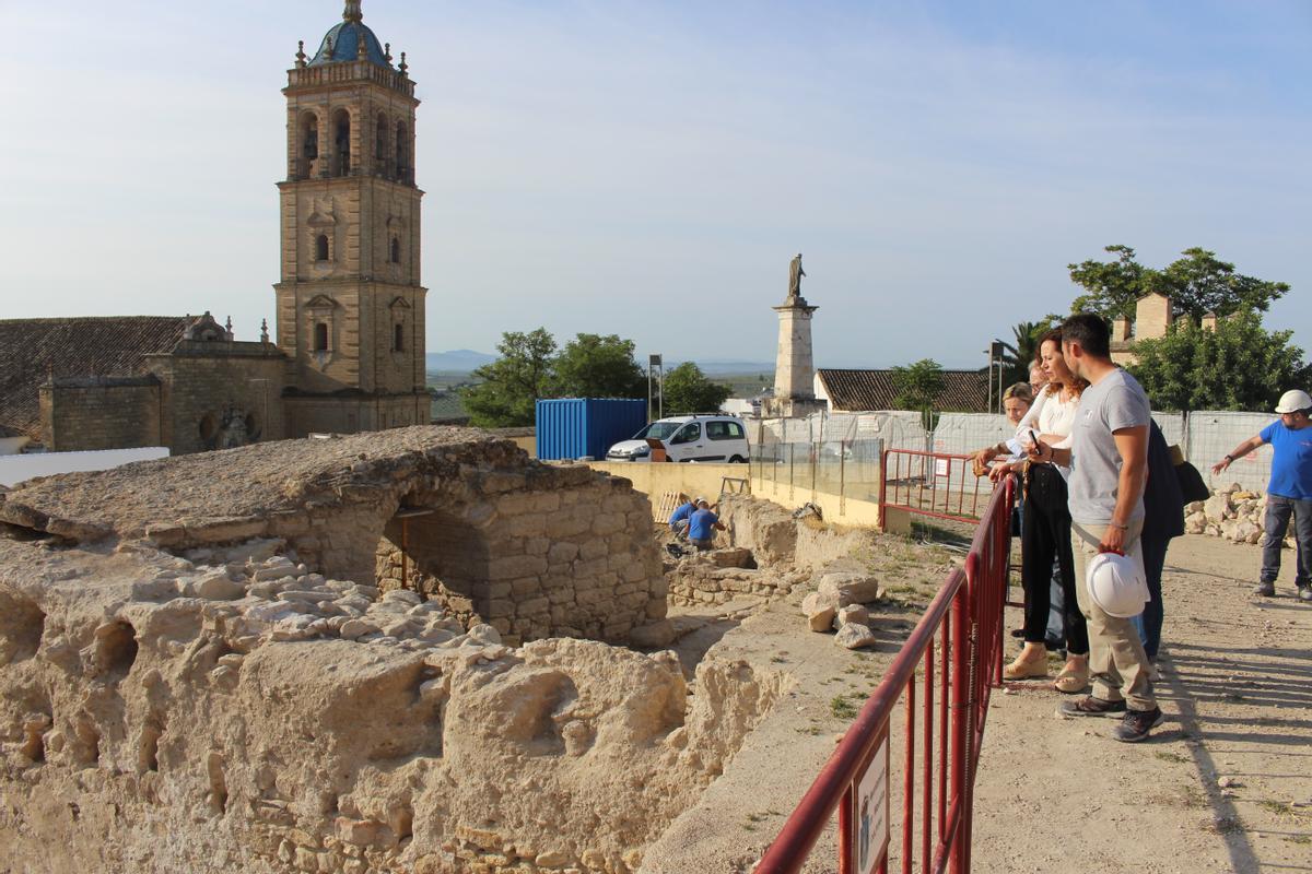 Soledad Raya y José Miguel Bascón, a la derecha, conversan sobre los restos hallados en el recinto del castillo, cerca de la Parroquia de Santiago.