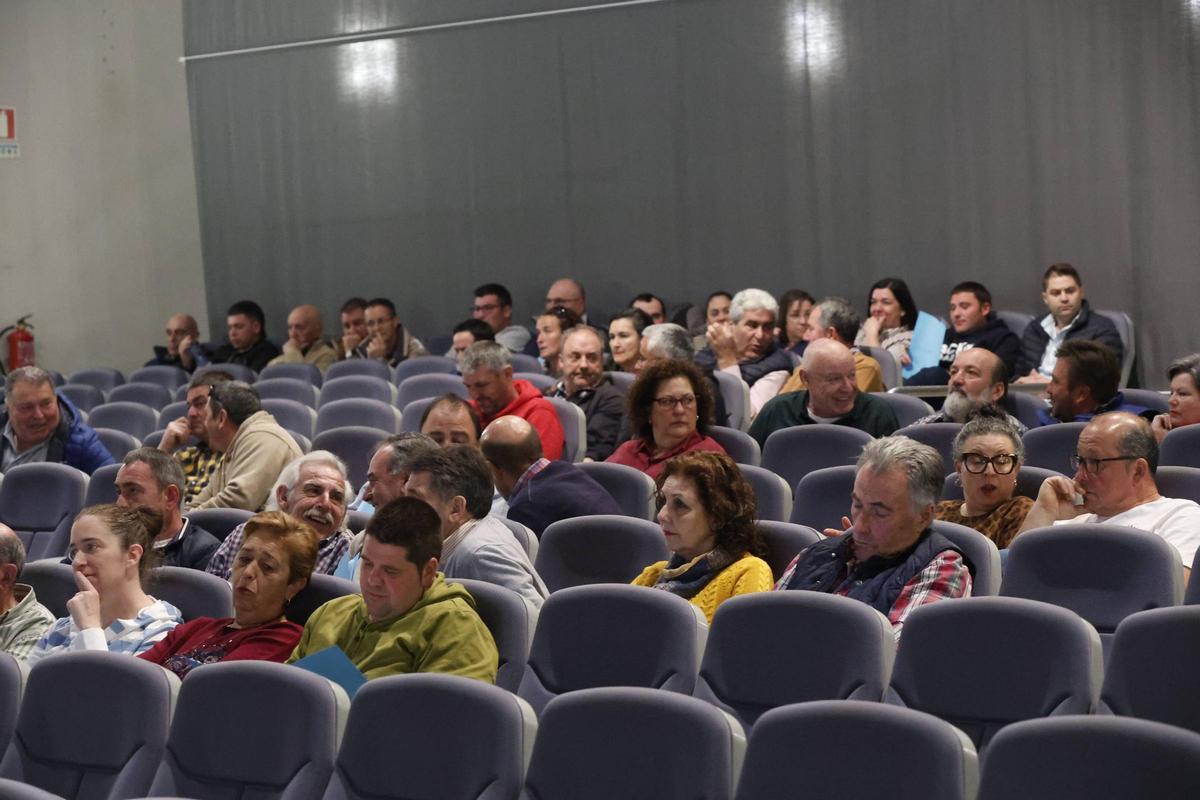 Asistentes a la asamblea de Aseava, en Gijón; atrás, por la derecha, Borja Fernández y Fernando Barbón.