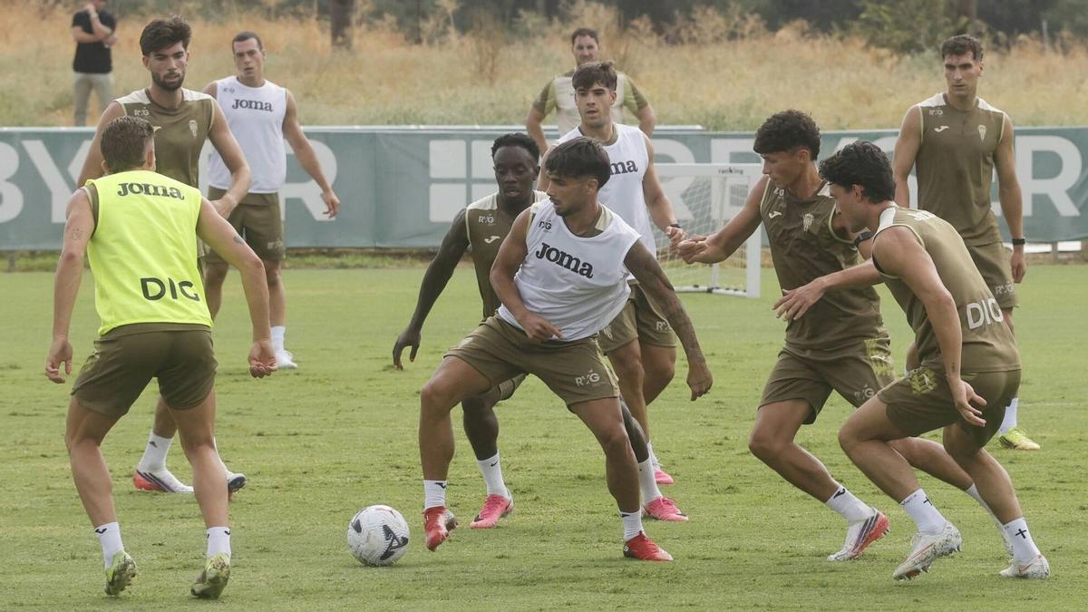 Kevin Medina protege el esférico ante la presión de Diarra, Budesca y Juan Gutiérrez en un entreno de esta semana.