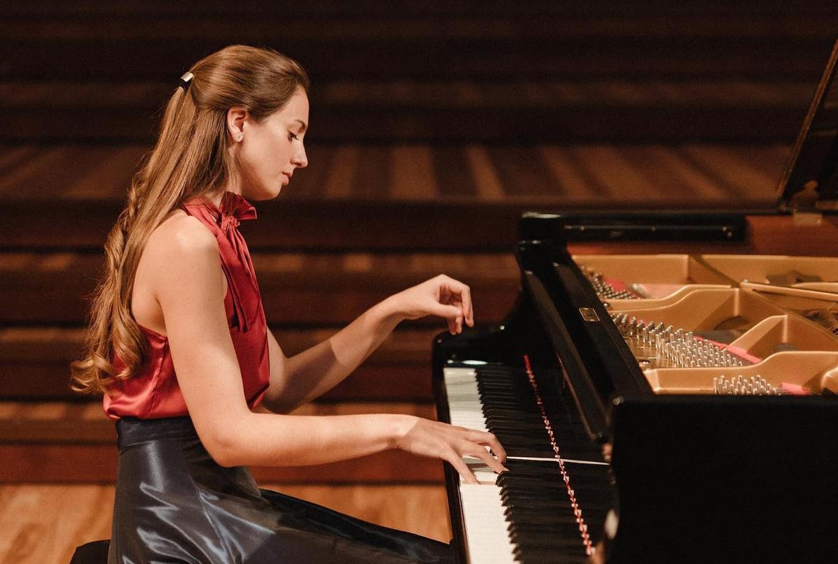 Marta Puig ha sido reconocida por la crítica como una pianista de gran sensibilidad y solidez técnica, destacada por la belleza y profundidad expresiva de sus interpretaciones.