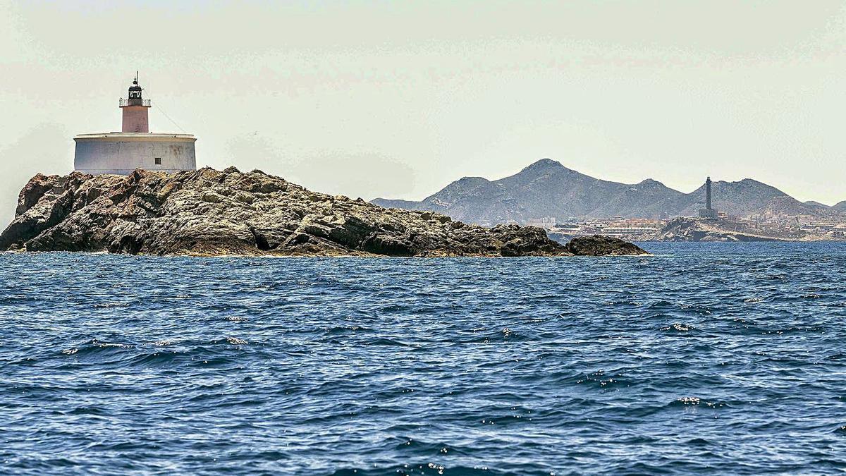 El faro de Islas Hormigas, con Cabo de Palos al fondo. | EFE/MARCIAL GUILLÉN