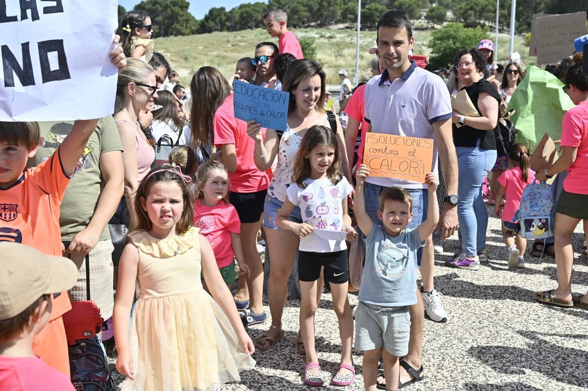 Familias del CPI Parque Venecia de Zaragoza protestan contra el calor en las aulas: "Los niños están en peligro"