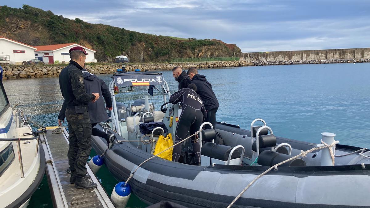 Los agentes del GEO se preparan para iniciar la búsqueda al pie de los acantilados del cabo Peñas.