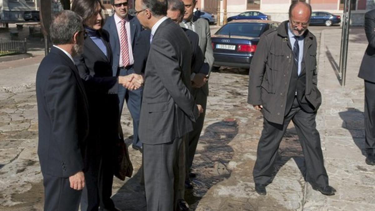 González-Sinde, a su llegada al claustro del Colegio de Santa Cruz de Valladolid, donde se negó a saludar al alcade, Javier León de la Riva.