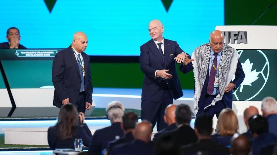 Infantino asegura que Irán jugará el Mundial 2026 y fracasa en un forzado intento de unir las manos de palestinos e israelís