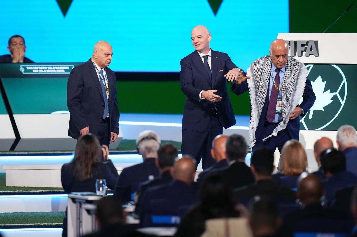 El presidente de la Asociación Palestina de Fútbol, Jibril Rajoub, sale del escenario cuando Gianni Infantino intenta unir su mano con la vicepresidente de la Asociación de Fútbol de Israel Basim Sheikh Suliman durante el Congreso de la FIFA en Vancouver.