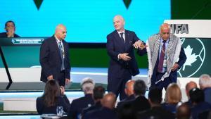30 April 2026, Canada, Vancouver: Palestinian Football Association President Jibril Rajoub (R) walks away from FIFA President Gianni Infantino (C) after refusing to stand together with Israel Football Association Vice-President Basim Sheikh Suliman during the 76th FIFA Congress in Vancouver. Photo: Darryl Dyck/Canadian Press via ZUMA Press/dpa Darryl Dyck/Canadian Press via Z / DPA 30/04/2026 ONLY FOR USE IN SPAIN. Darryl Dyck/Canadian Press via Z / DPA;soccer;football;sports;76th FIFA Congress in Vancouver