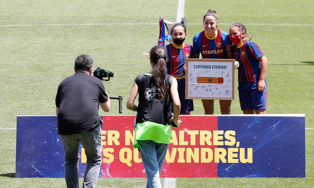Losada recibió un brazalete de capitana con las firmas de sus compañeras Losada recibió un brazalete de capitana con las firmas de sus compañeras