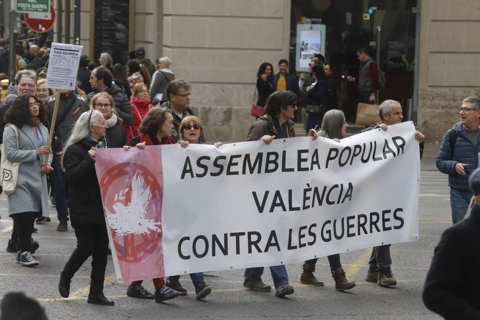 Cientos de valencianos claman por la paz en Ucrania