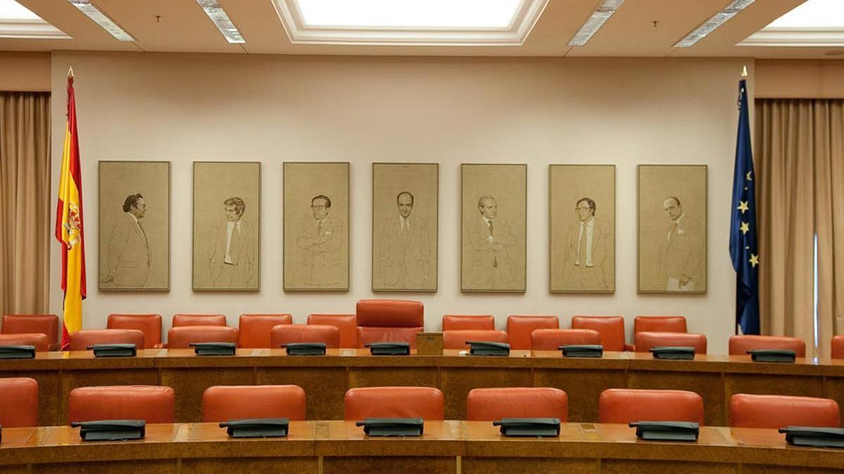 Imagen de la Sala Constitucional del Congreso en la que se ven los retratos de los ’padres’ de la Constitución, entre ellos el de Manuel Fraga, último por la derecha.