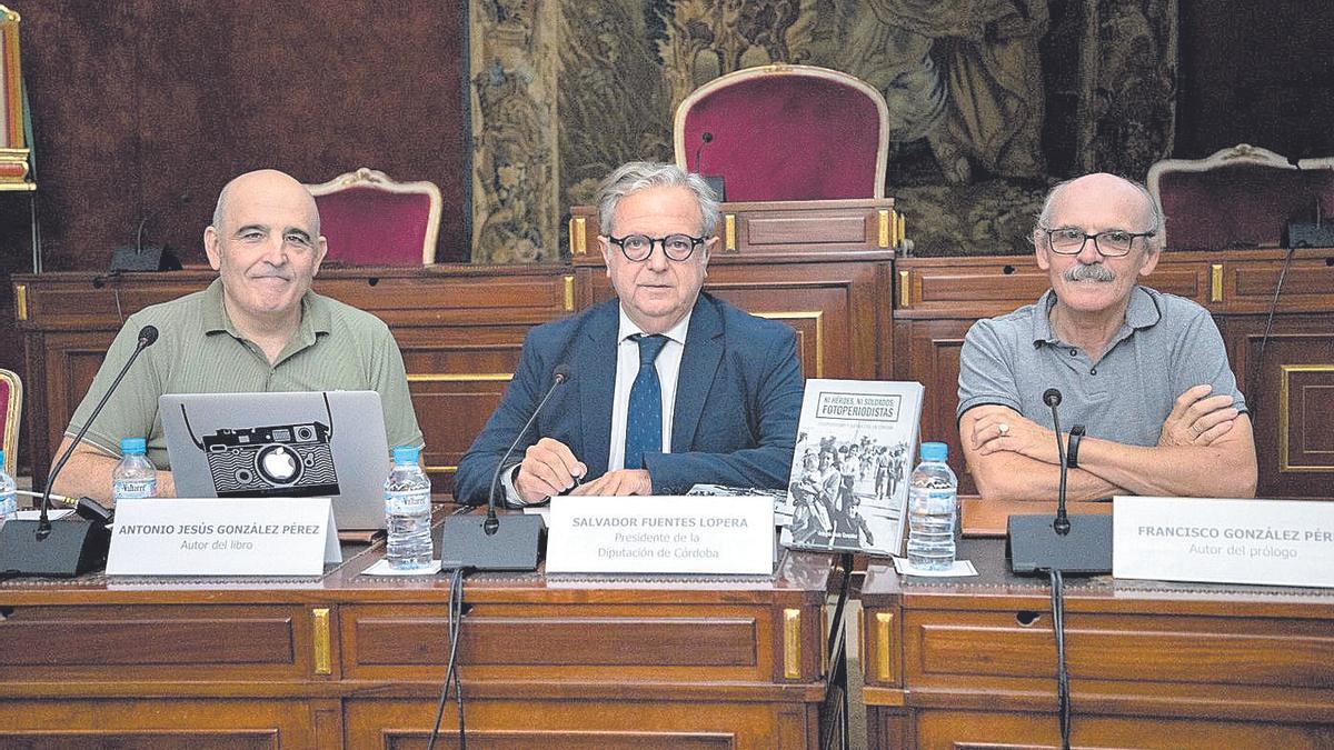 A.J. González, Salvador Fuentes y Francisco González, este lunes, en la Diputación de Córdoba.